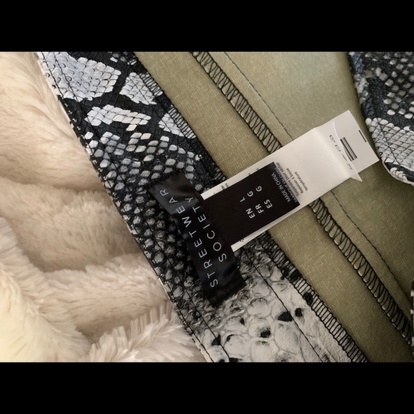 Faux leather snake print mini skirt - Picture 7 of 7